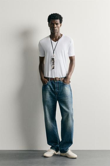 CAMISETA CUELLO PICO BÁSICA - Blanco de Zara - Imagen 0