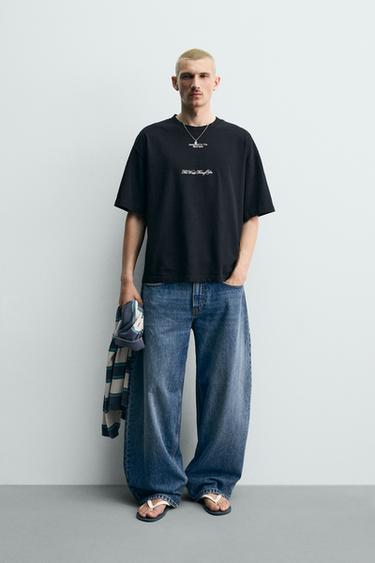 ТОЛСТОВКА С КОРОТКИМ РУКАВОМ И НАДПИСЯМИ — ЧЕРНЫЙ от Zara — изображение 0