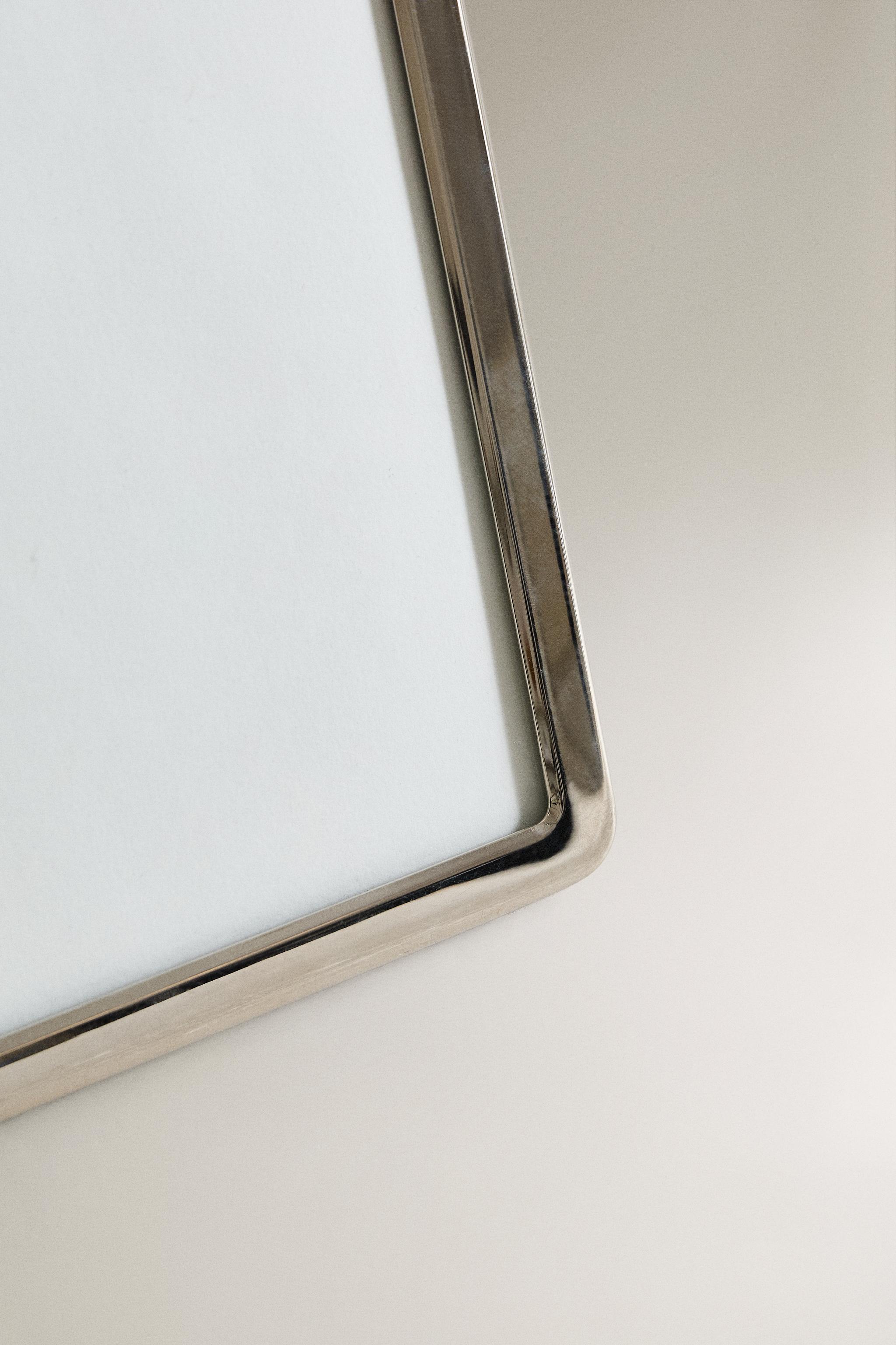 ROUND-EDGED METAL PICTURE FRAME