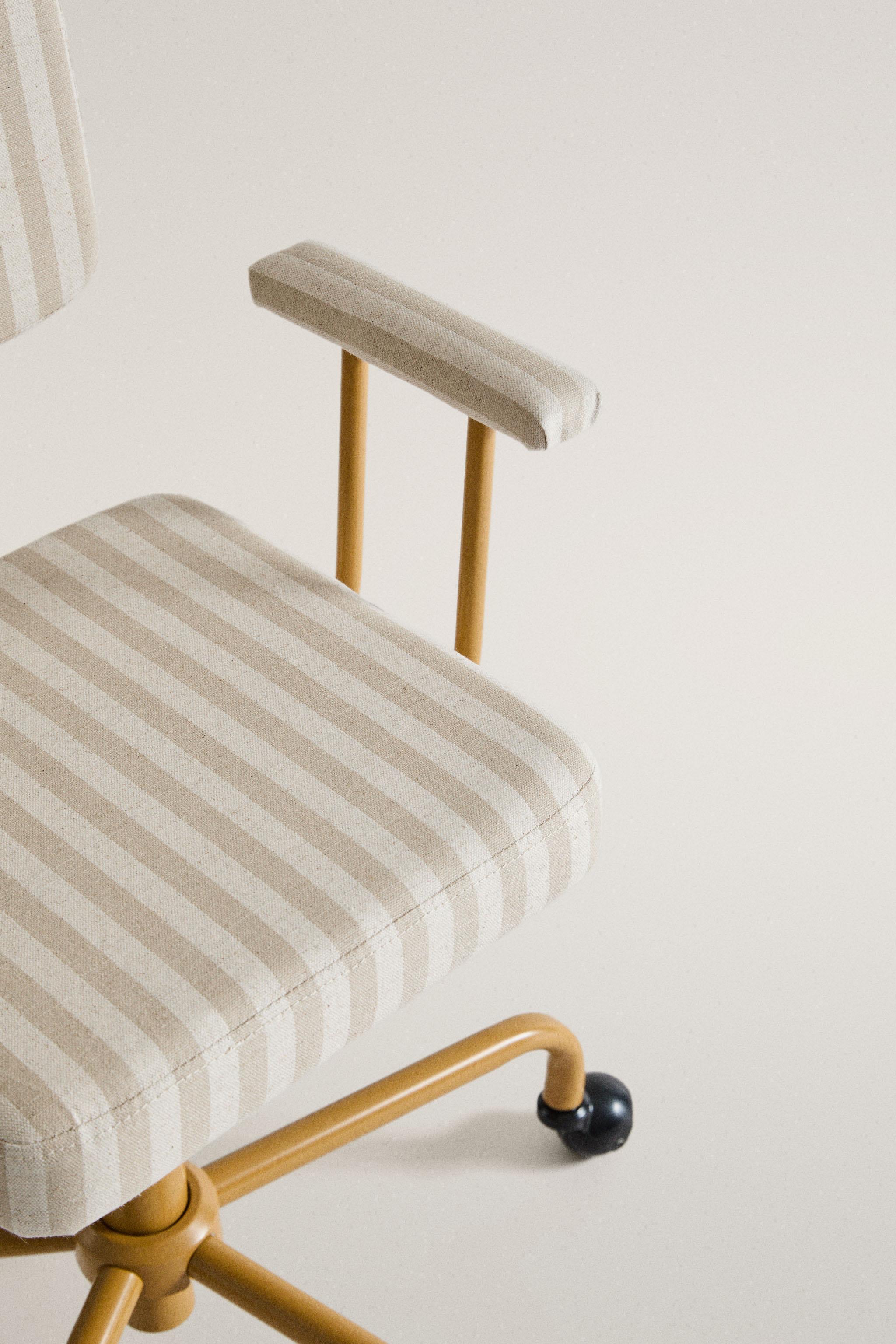 KIDS’ METAL WHEEL DESK CHAIR