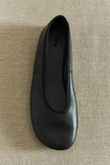 FLEXIBLE BALLERINA AUS LEDER - Schwarz von Zara