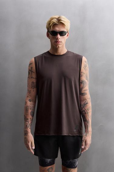 CAMISETA TANK TÉCNICA - Marrón oscuro de Zara