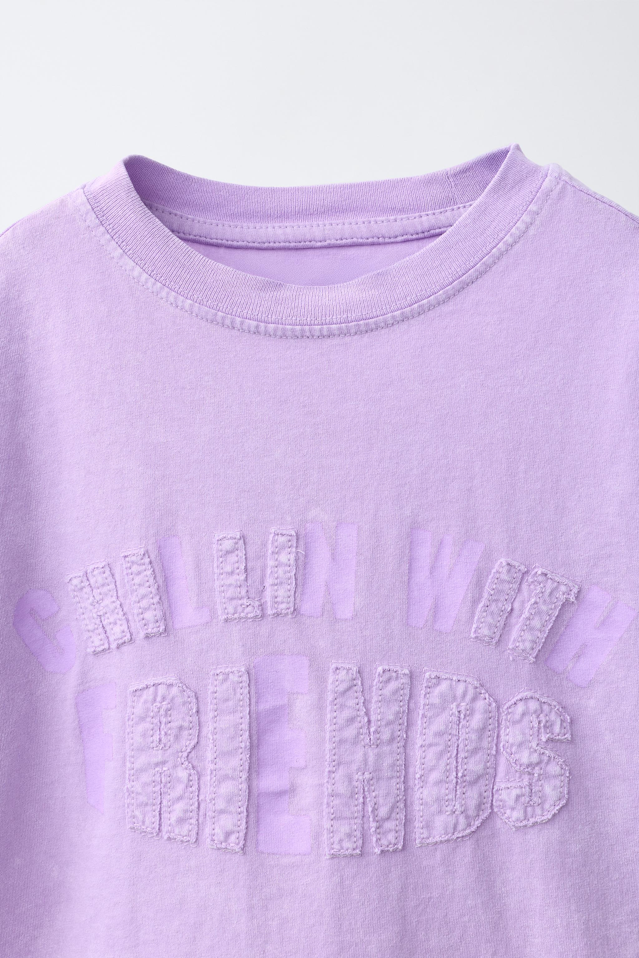 T-SHIRT À INSCRIPTION EN RELIEF