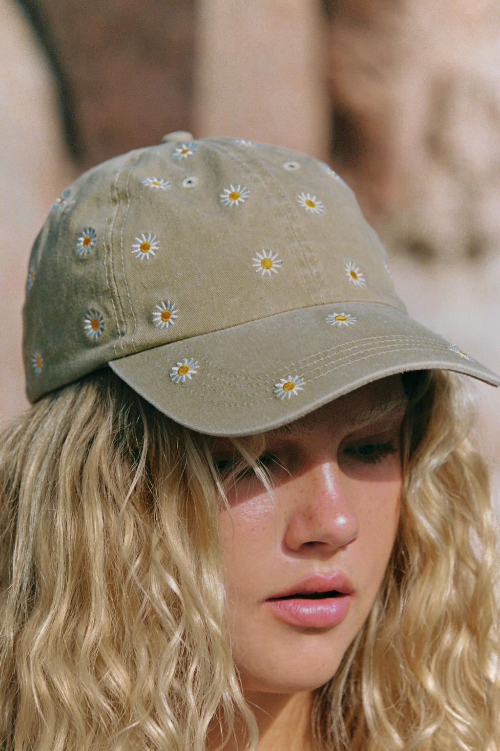 FLORAL EMBROIDERY TWILL CAP