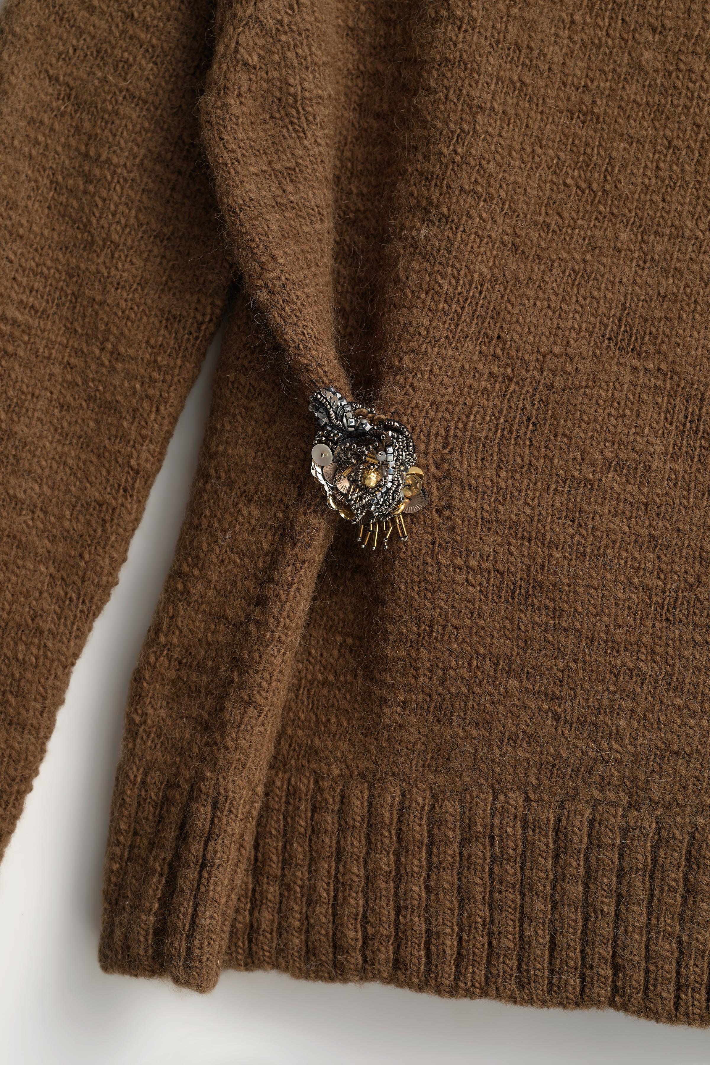LIMITED EDITION WOOL SWEATER WITH BROOCH