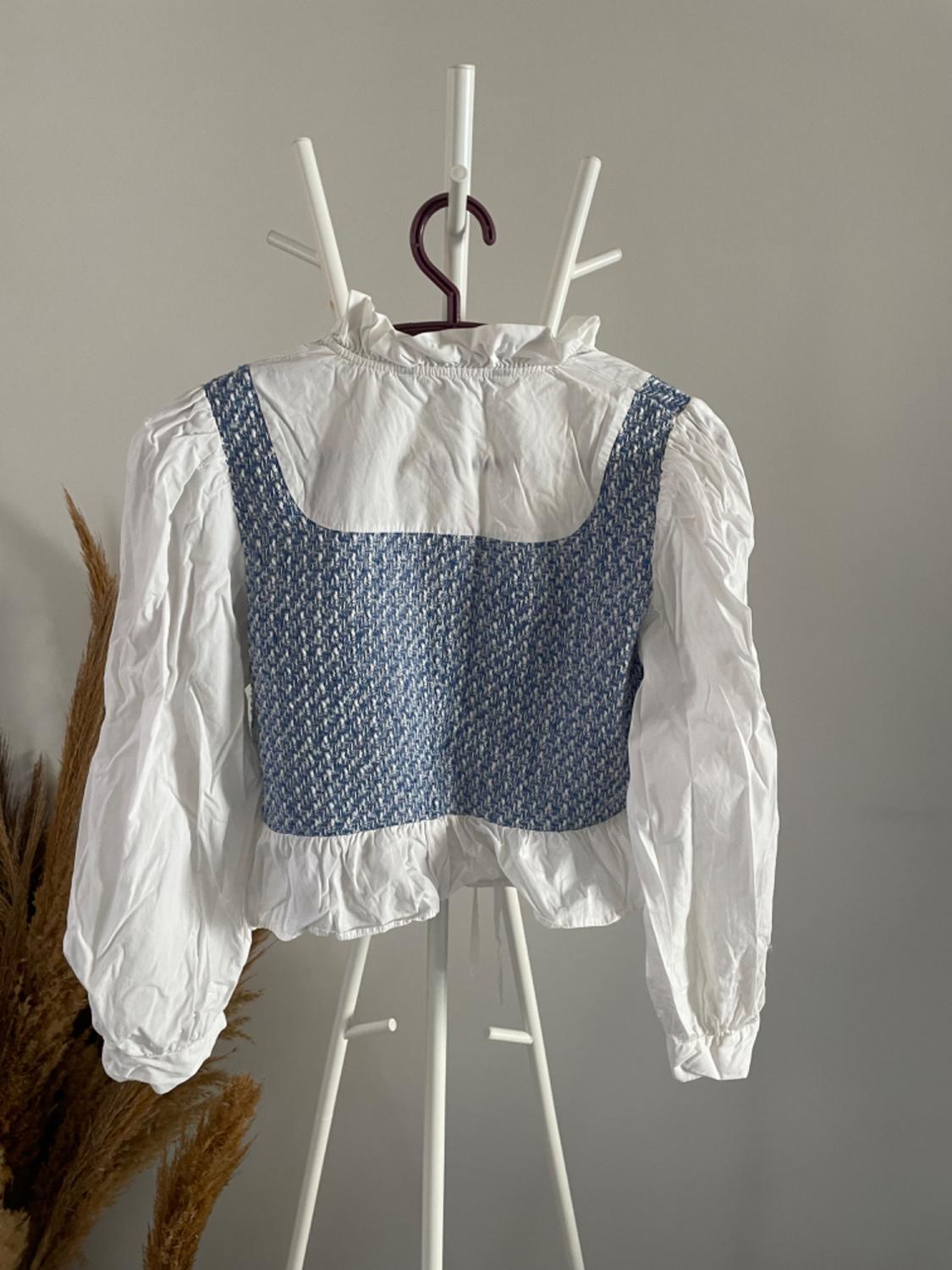 CONTRAST TEXTURED TOP