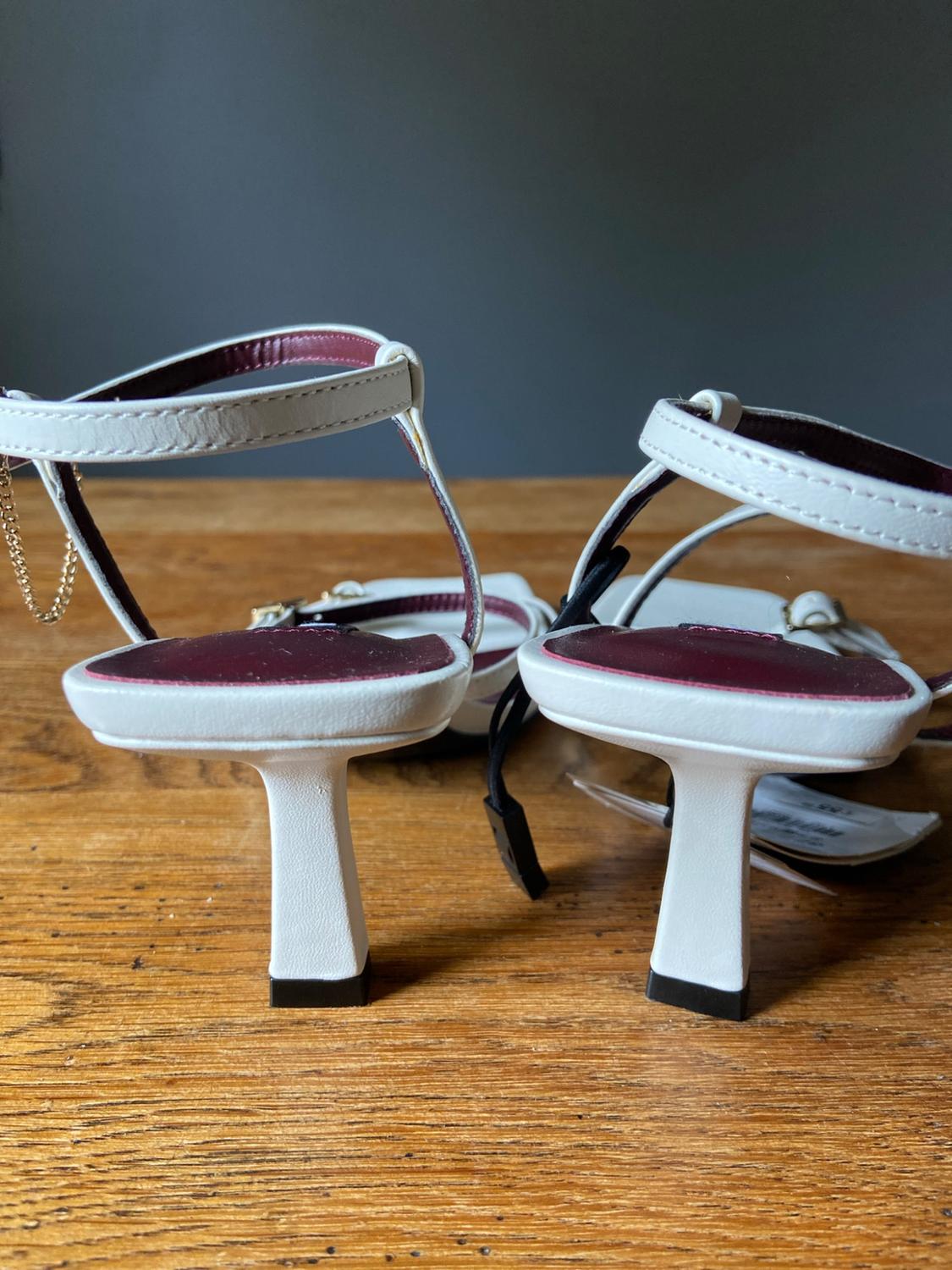 STRAPPY LEATHER HIGH-HEEL SANDALS WITH BUCKLE - Image 3