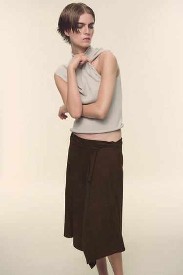 Jupe midi en daim avec détail volant - Marron de Zara