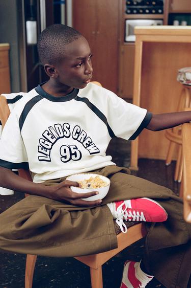 SAMARRETA DE MÀNIGA RAGLAN AMB TEXT FLOCK - Blanc trencat de Zara