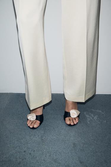 SANDALIA TACÓN FLOR EFECTO SATINADO - Multicolor de Zara
