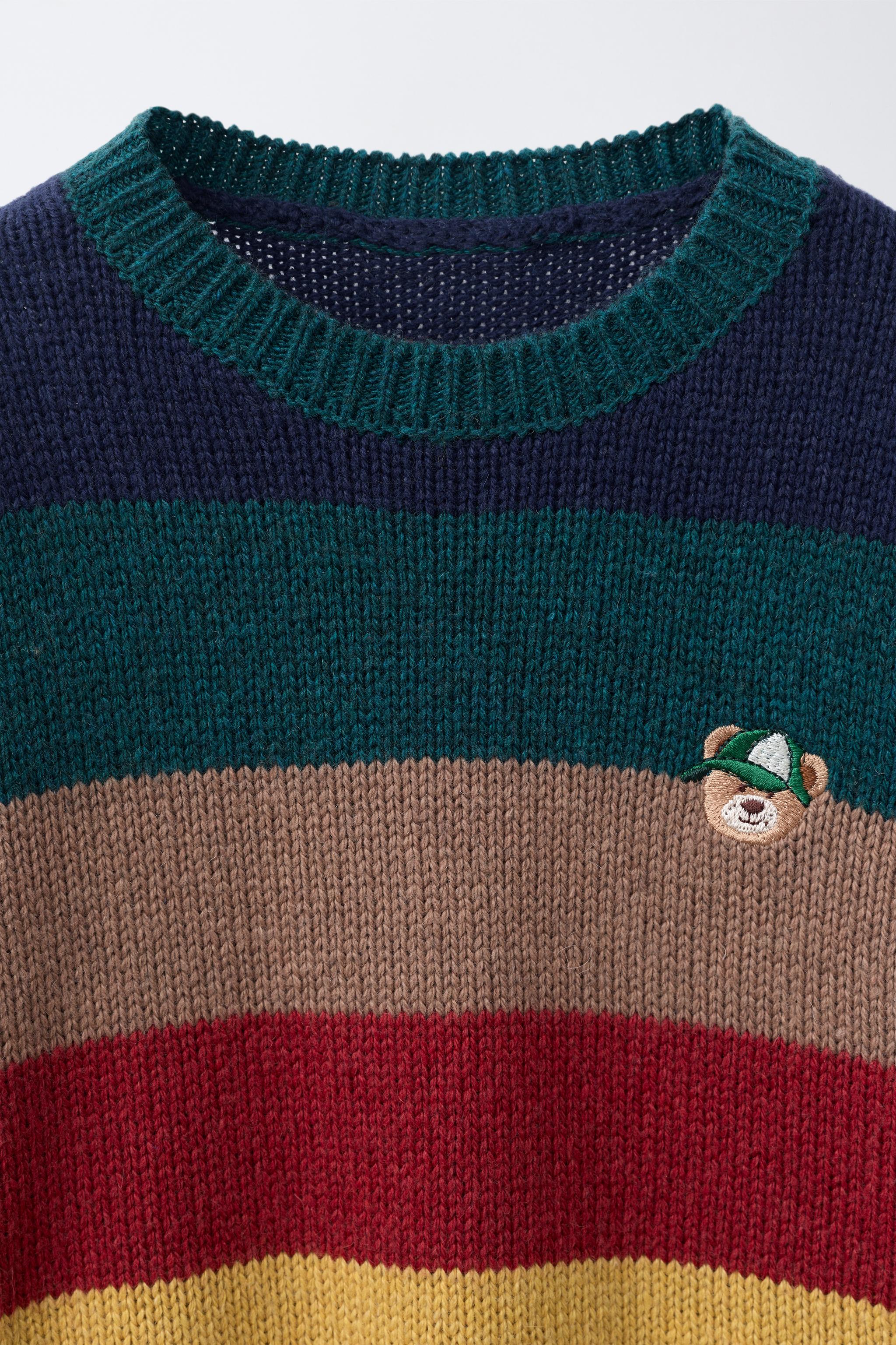 PULL EN MAILLE À RAYURES ET OURS BRODÉ