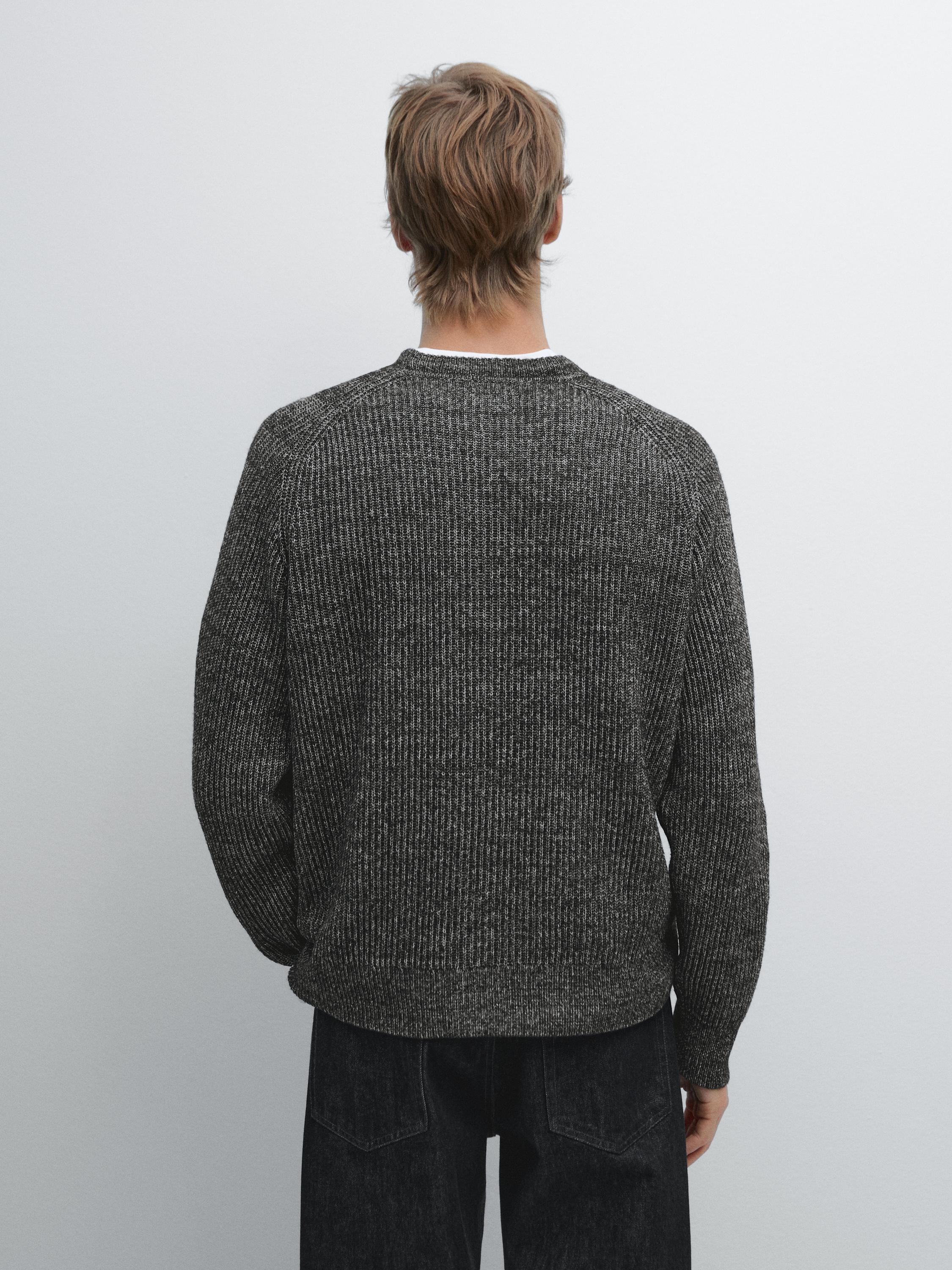 Two-tone knit sweater with raglan sleeves