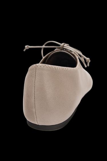 ZAPATO PLANO PIEL CORDONES - Gris Topo de Zara