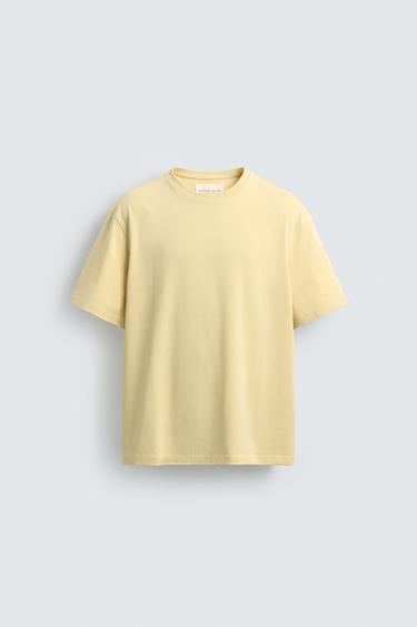T-SHIRT I MELLEMTUNGT STOF MED KORTE ÆRMER - Gul fra Zara