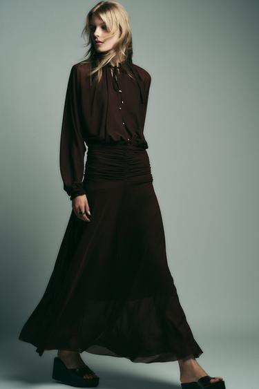 VESTIDO LARGO FRUNCES - Marrón oscuro de Zara