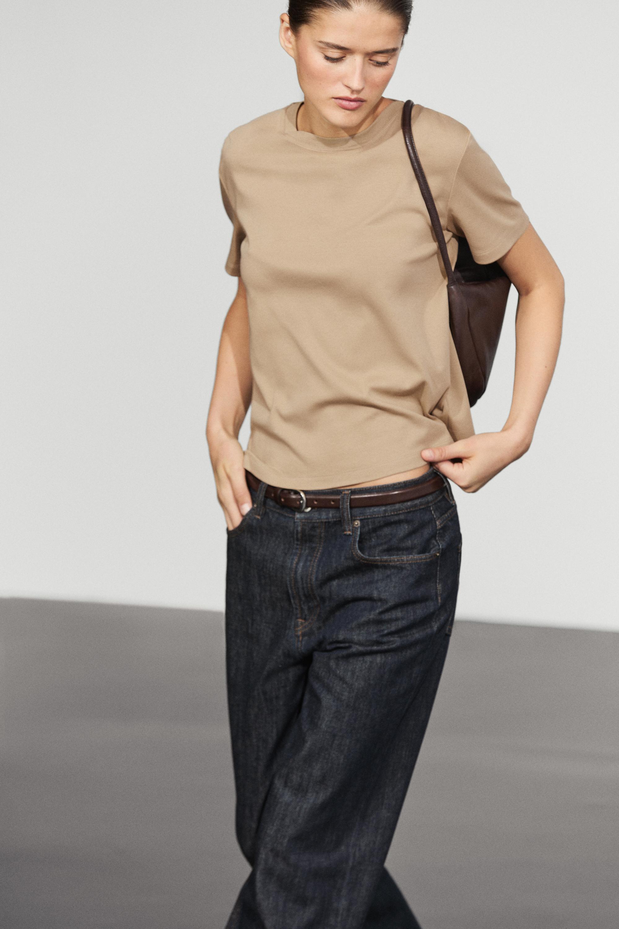 Regular fit short sleeve T-shirt.
