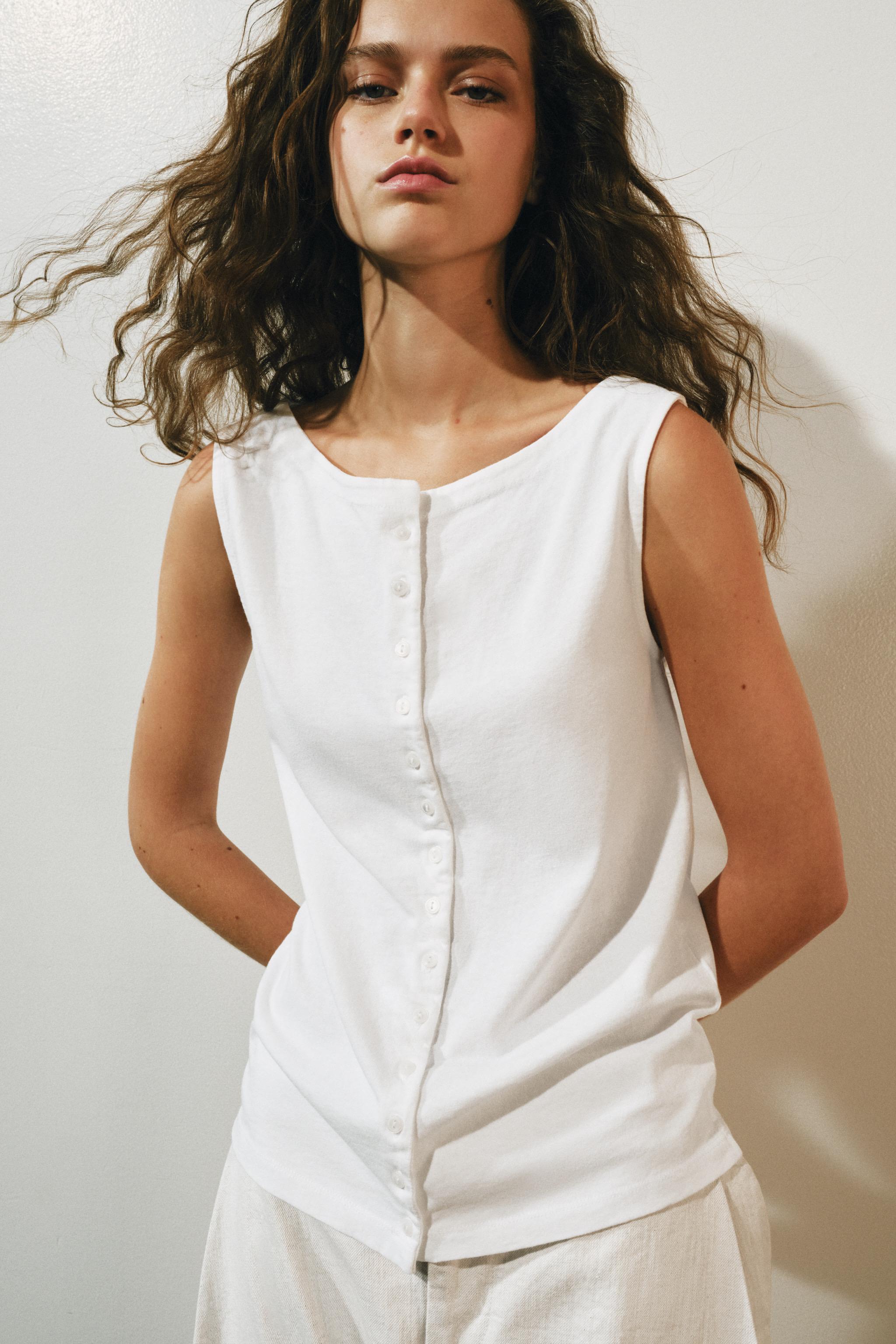 BUTTONED SLEEVELESS TOP