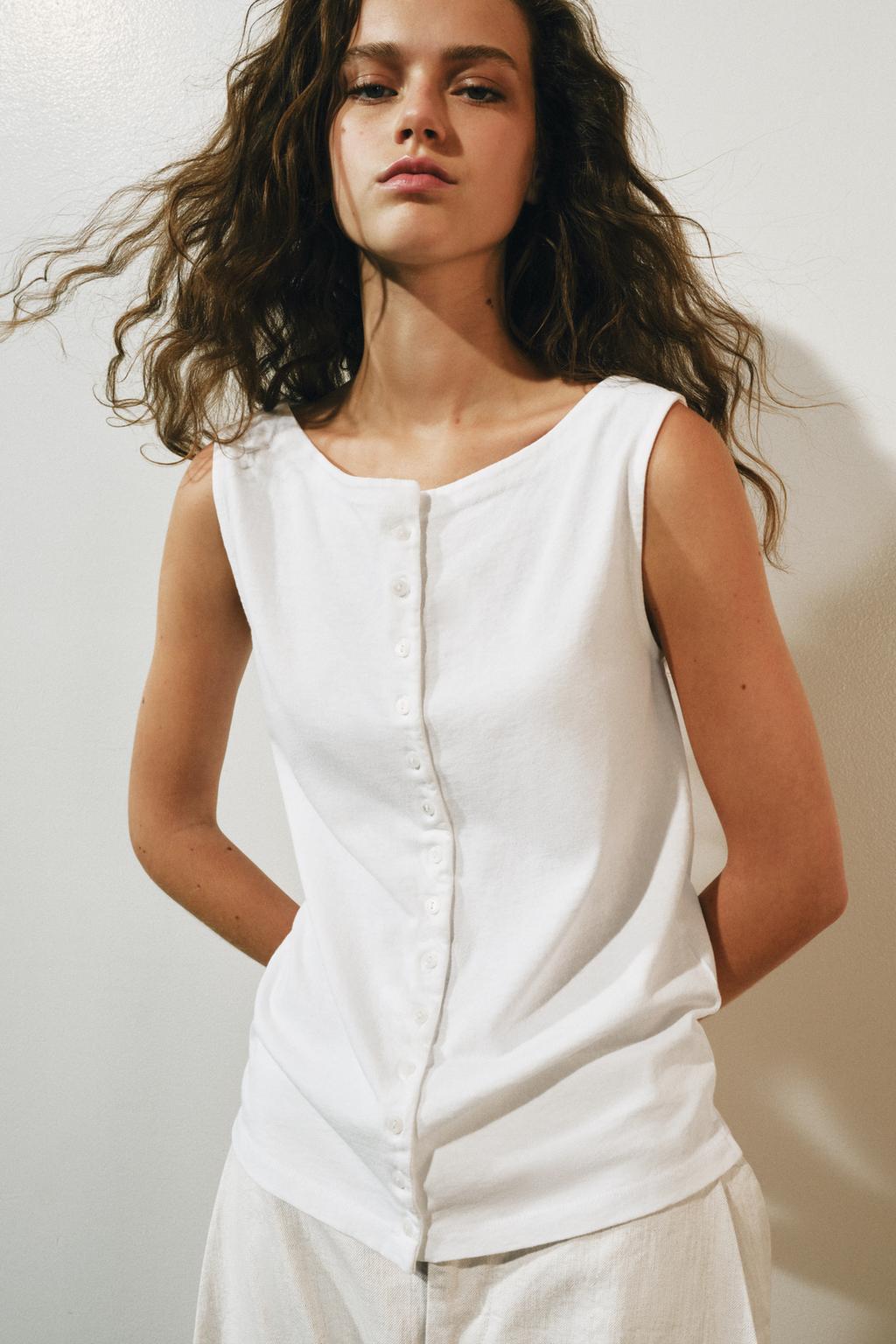 BUTTONED SLEEVELESS TOP