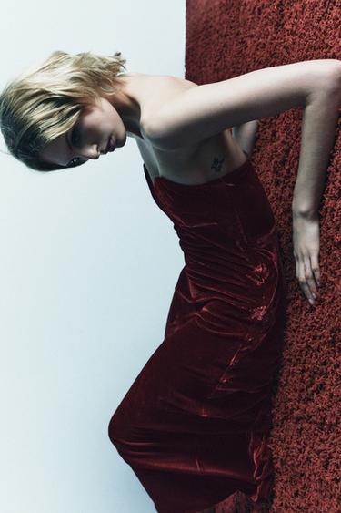 ROBE EN VELOURS BUSTIER LIMITED EDITION - Rouge foncé de Zara - Image 4