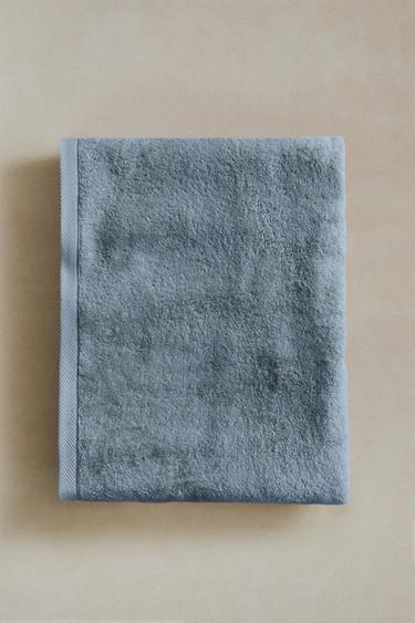 PLAIN COTTON TERRY BATH TOWEL (500 GXM²) - Mid-blue by Zara