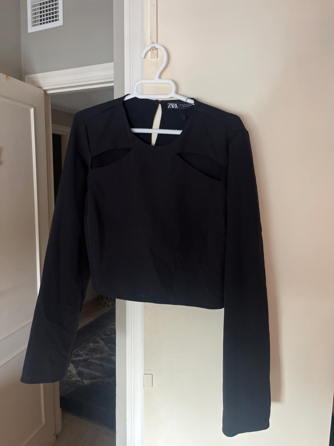 TOP WITH CUT-OUT DETAIL