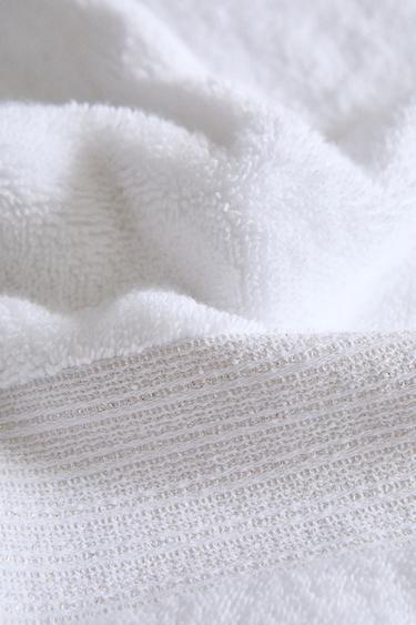 BATH TOWEL WITH METALLIC THREAD BORDER - White by Zara - Image 4