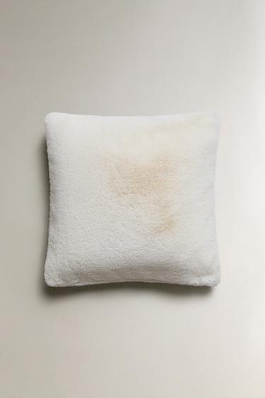 CAPA DE ALMOFADA COM PELO - Branco-marfim da Zara - Imagem 0