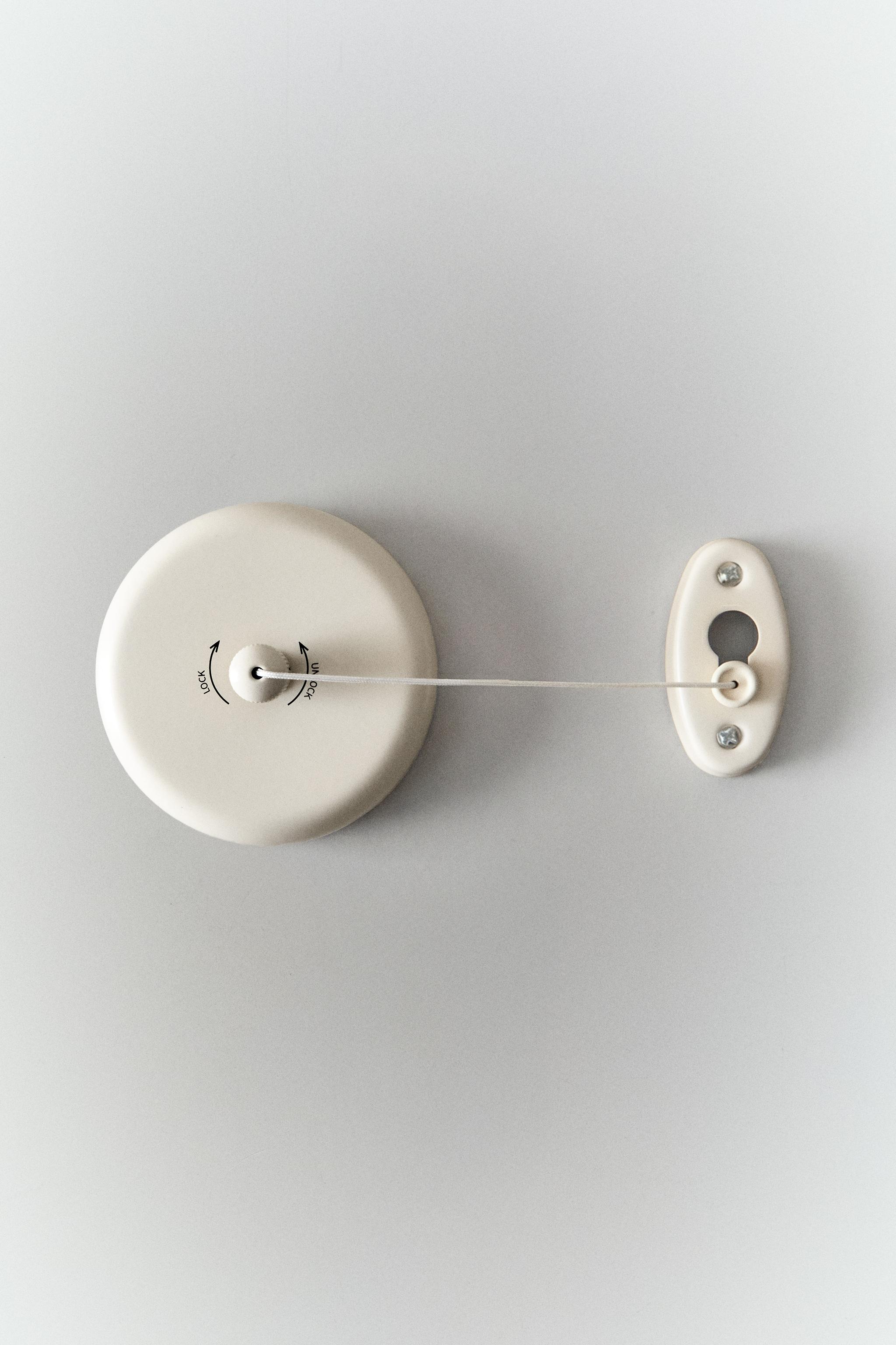 RETRACTABLE WALL CLOTHES LINE — Cream
