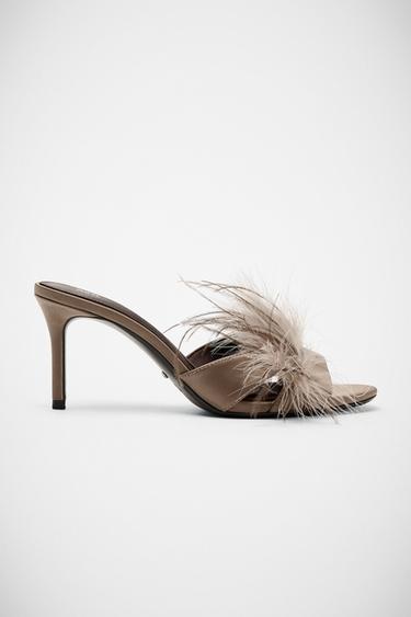 صندل بكعب وتفاصيل ريش - رمادي بني الخاص بـ Zara