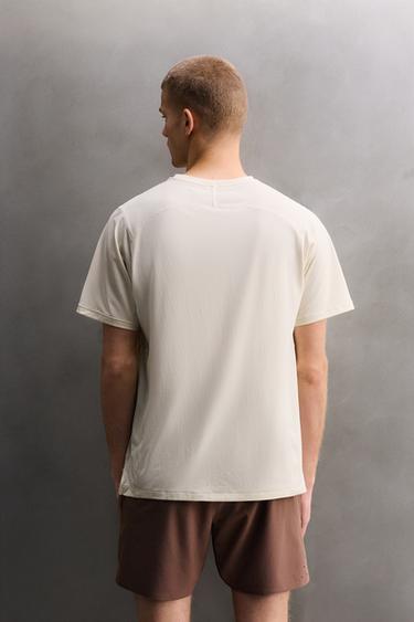 ТЕХНИЧЕСКАЯ ФУТБОЛКА ИЗ РЕЛЬЕФНОЙ ТКАНИ — ЭКРЮ / С МЕЛАНЖЕВЫМ ЭФФЕКТОМ от Zara