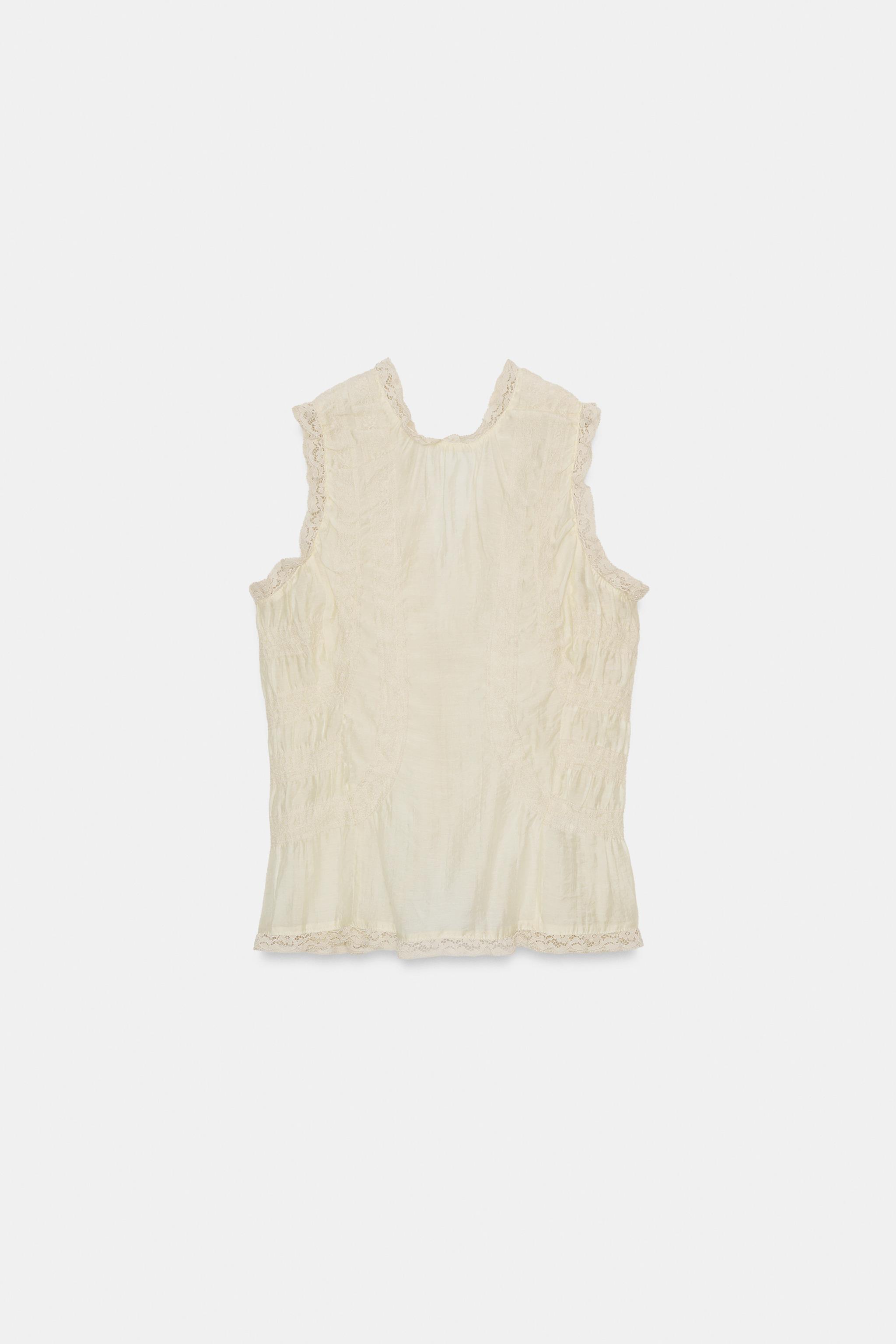 CHEMISE EN DENTELLE AVEC BOUTONS REVÊTUS