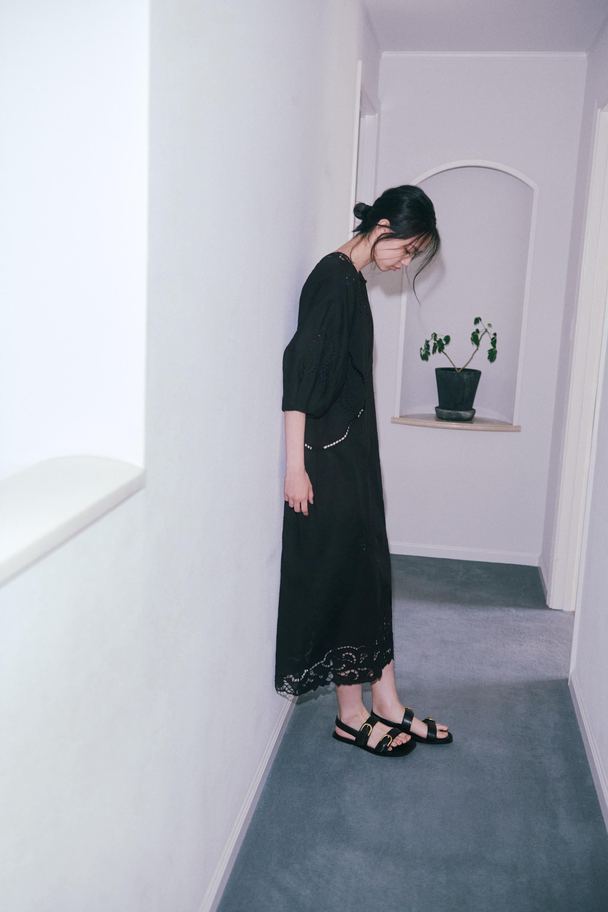 ZW COLLECTION 刺繍入りミディワンピース - ブラック | ZARA