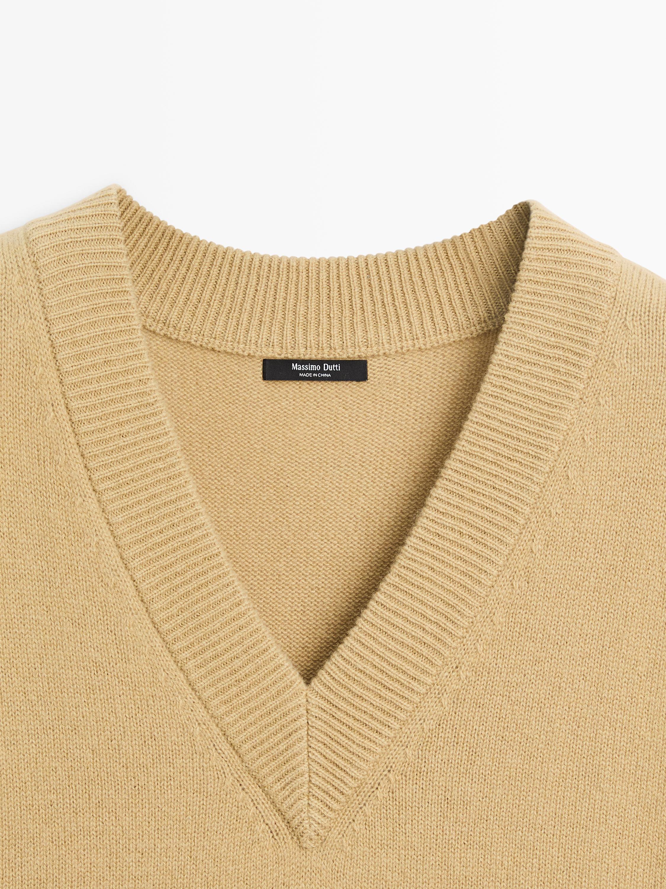V-neck bib with tie details