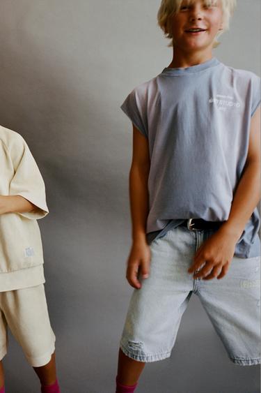 برمودا دنيم بستايل ممزّق ورسومات جرافيتي - أزرق الخاص بـ Zara