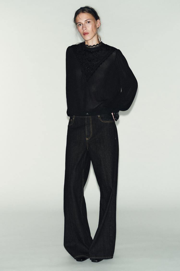 Шұлық пен іш киімдегі жалаңаш қыздар