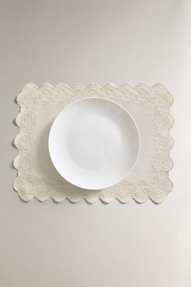 EMBROIDERED BLONDE LACE PLACEMAT - White by Zara - Image 4