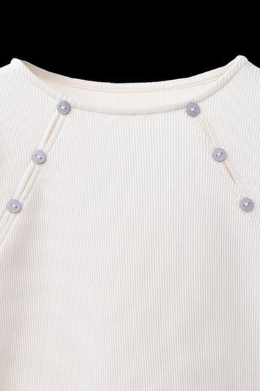 RIBBED T-SHIRT WITH BUTTONS AND CUT-OUT - Ecru by Zara