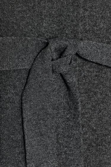 GILET EN MAILLE AVEC CEINTURE - Gris de Zara - Image 6