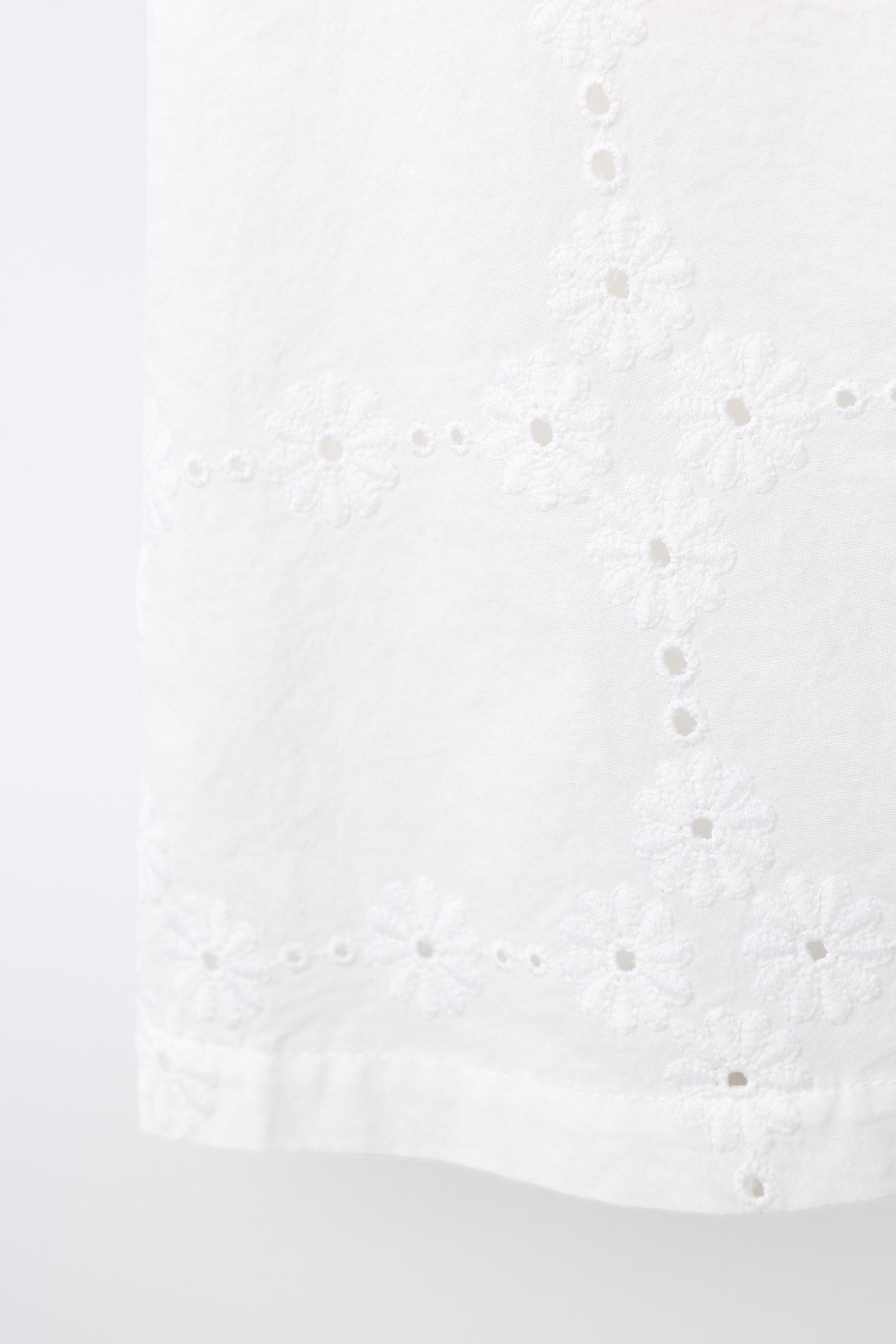 BLOUSE BRODÉE ET DENTELLE