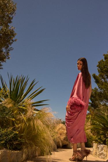 LANGES SATINKLEID MIT FEDERN - Neonpink von Zara