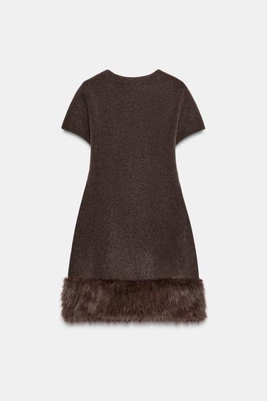 STRICKKLEID MIT MATERIALKOMBINATION UND FELLOPTIK - Braun von Zara