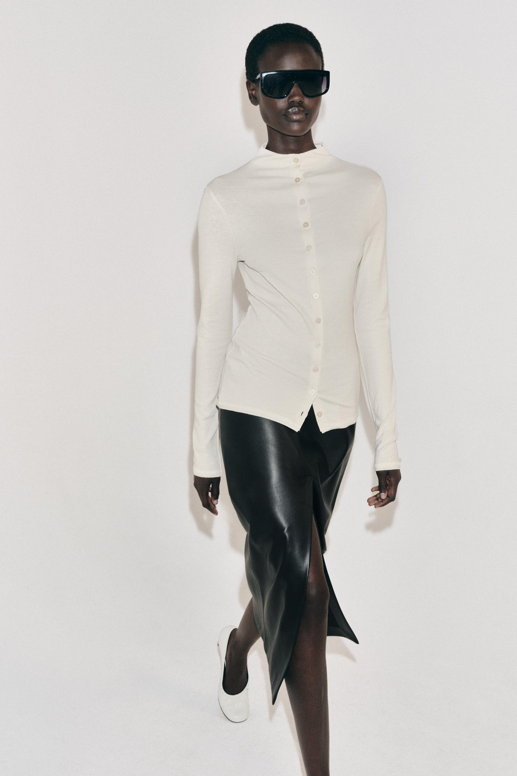 TOP BOUTONNÉ À COL ROULÉ