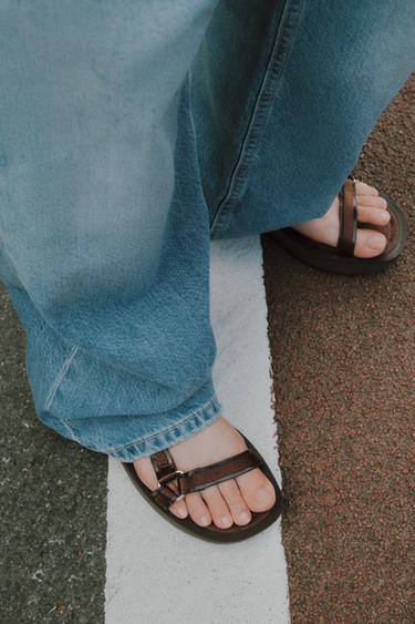 ストラップ付き面ファスナーサンダルチョコレートブラウンZaraのストラップ付き面ファスナーサンダル - チョコレートブラウン