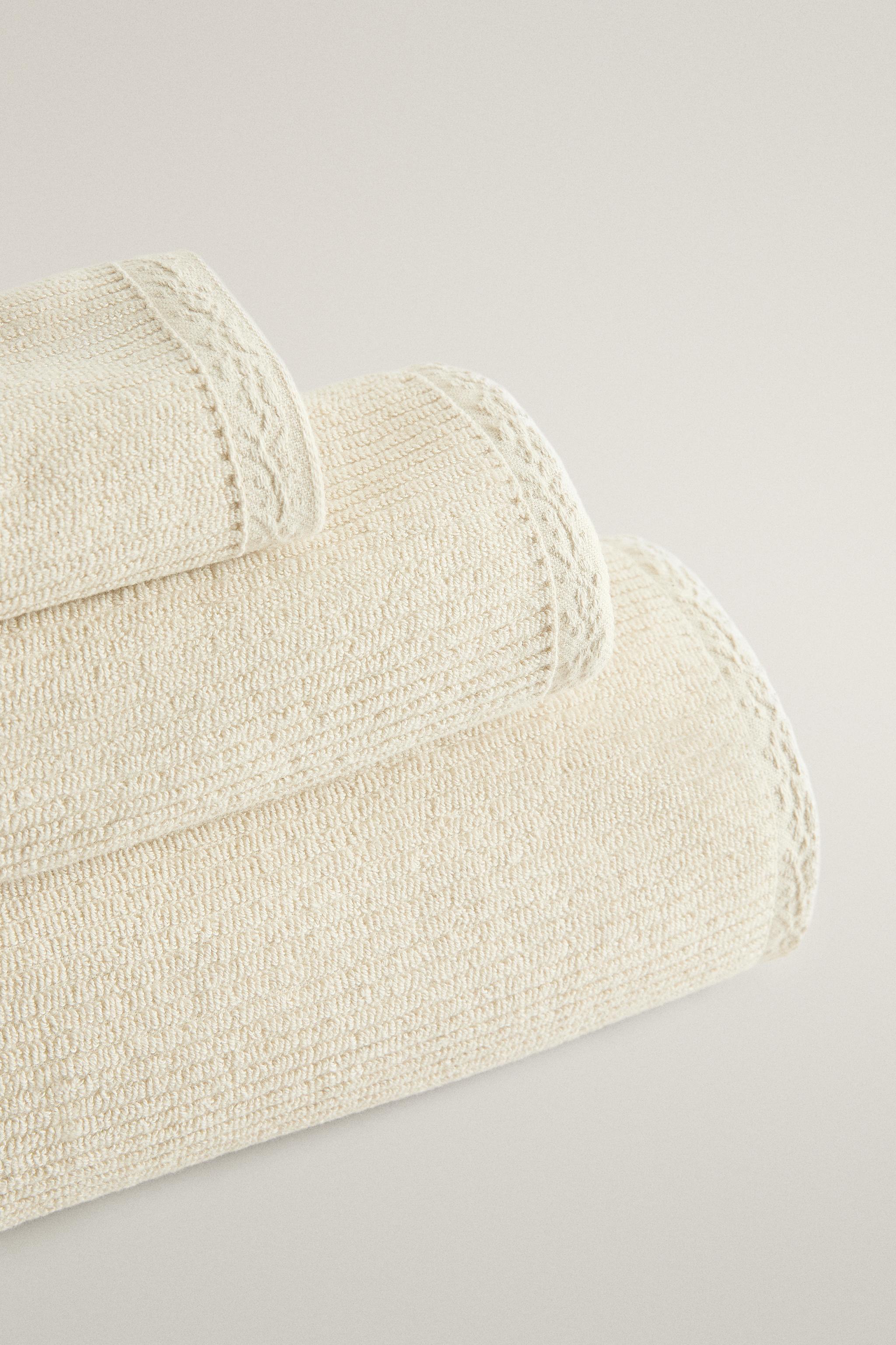 TEXTURED BATH TOWEL