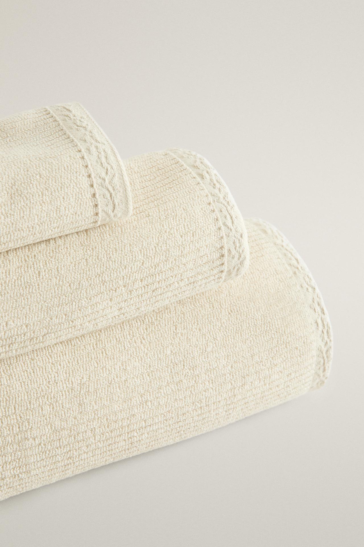 TEXTURED BATH TOWEL — Light beige