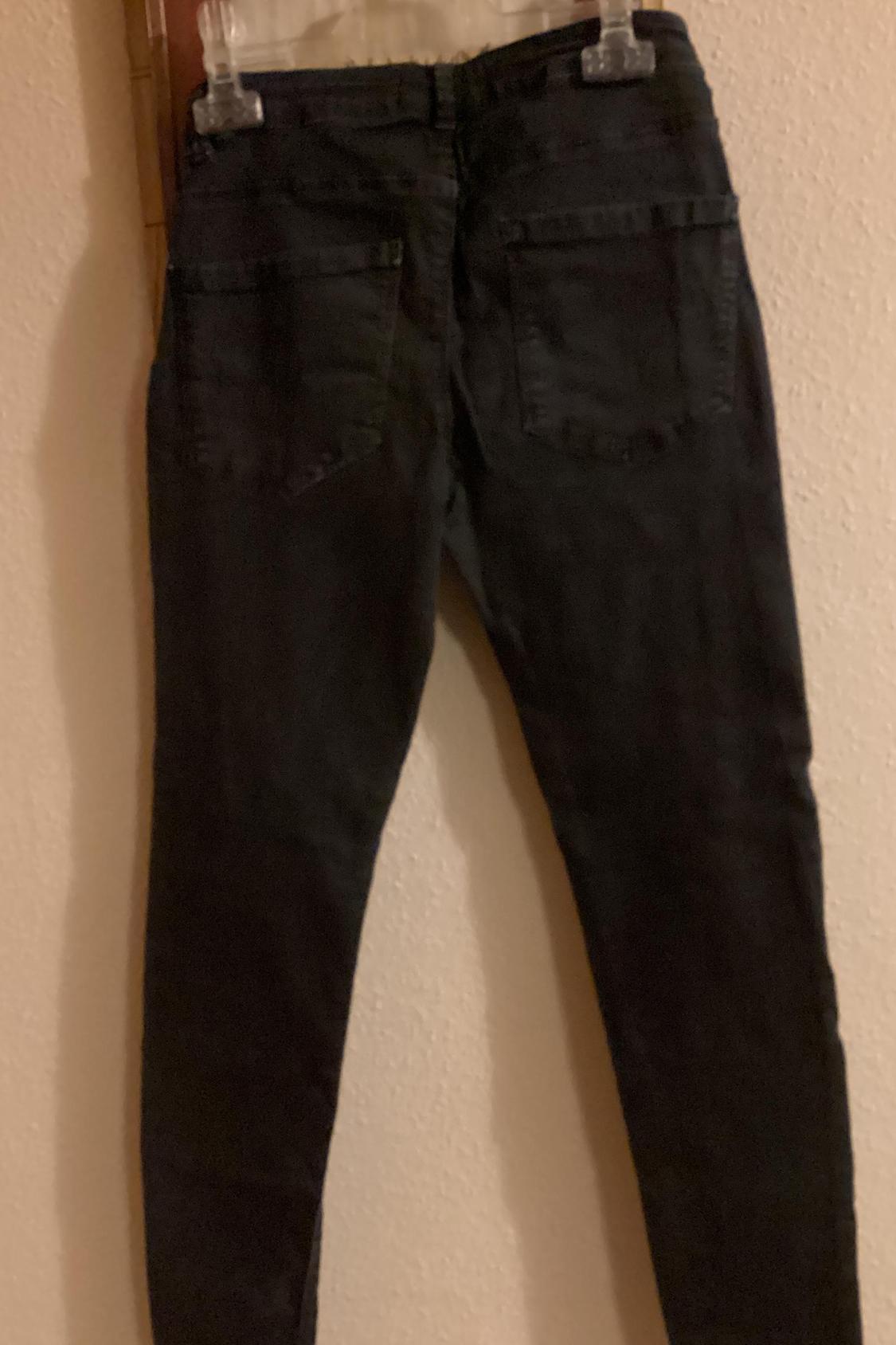 JEANS NEGROS CON CREMALLERAS Y RODILLERA PESPUNTEADA - Image 5