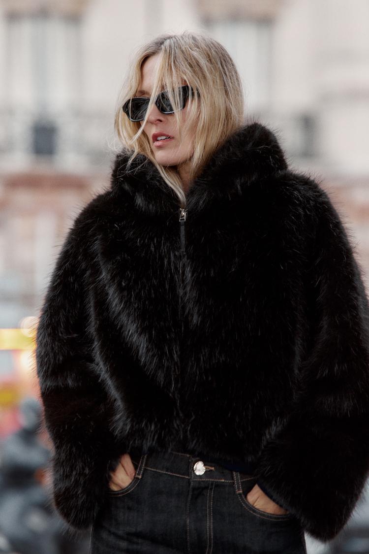 CAPPOTTO CORTO CAPPUCCIO EFFETTO PELLICCIA Nero ZARA Italia