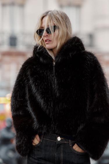 ABRIGO CORTO CAPUCHA EFECTO PELO - Negro de Zara