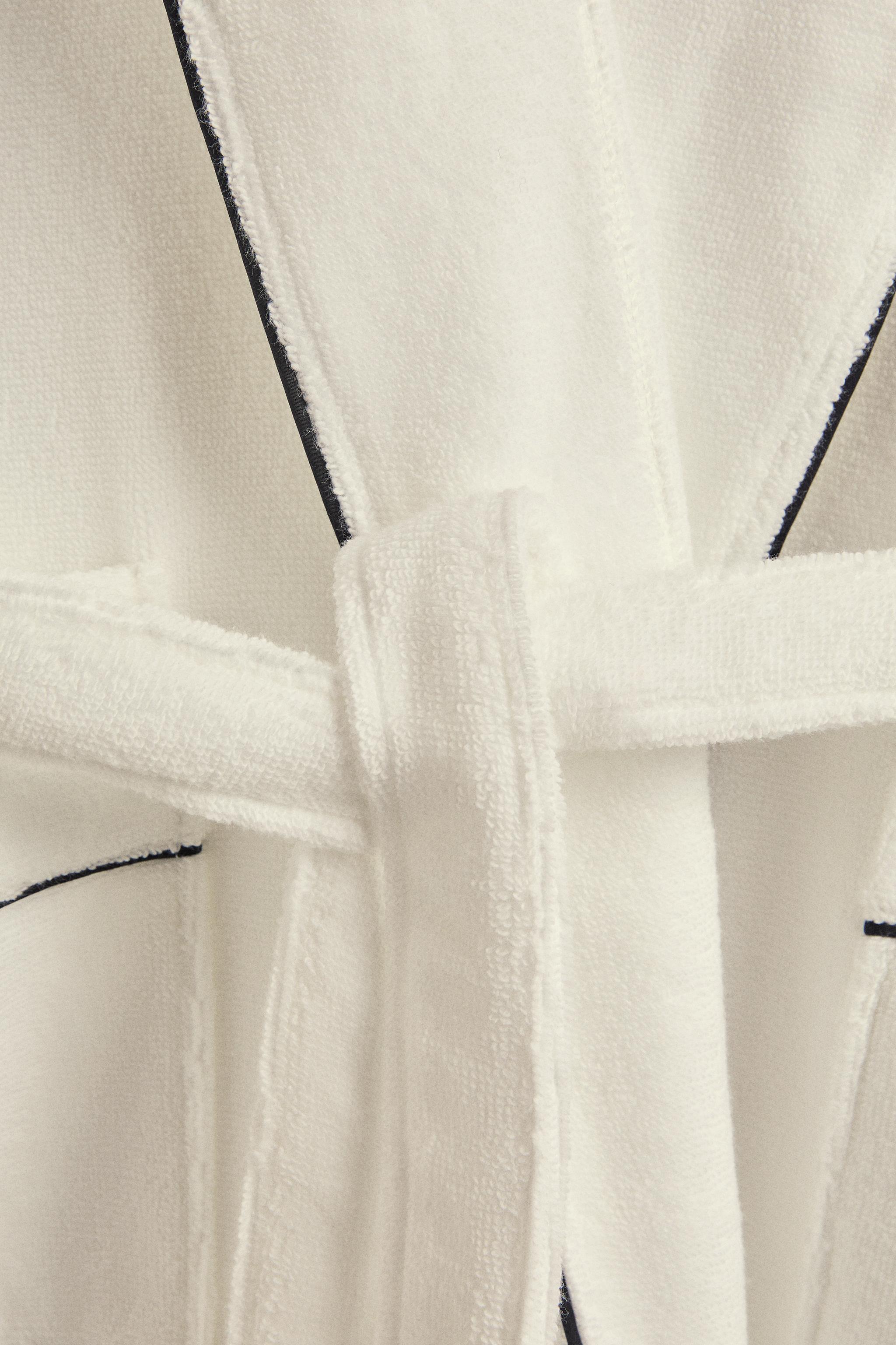 BATHROBE WITH PIPING (400 GXM²)