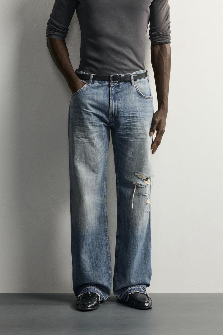 JEANS DE CINTURA BAJA CON ROTURAS Y PIERNA ACAMPANADA 2
